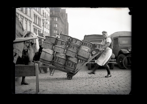 Fide Struck, Deichtormarkt, Transportarbeiter mit Karre, beladen mit Körben und Fässern, um 1932