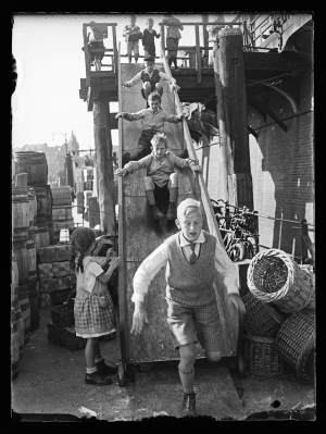 Fide Struck, Hamburger Hafen, Kinder spielen auf einer Rutsche, um 1932