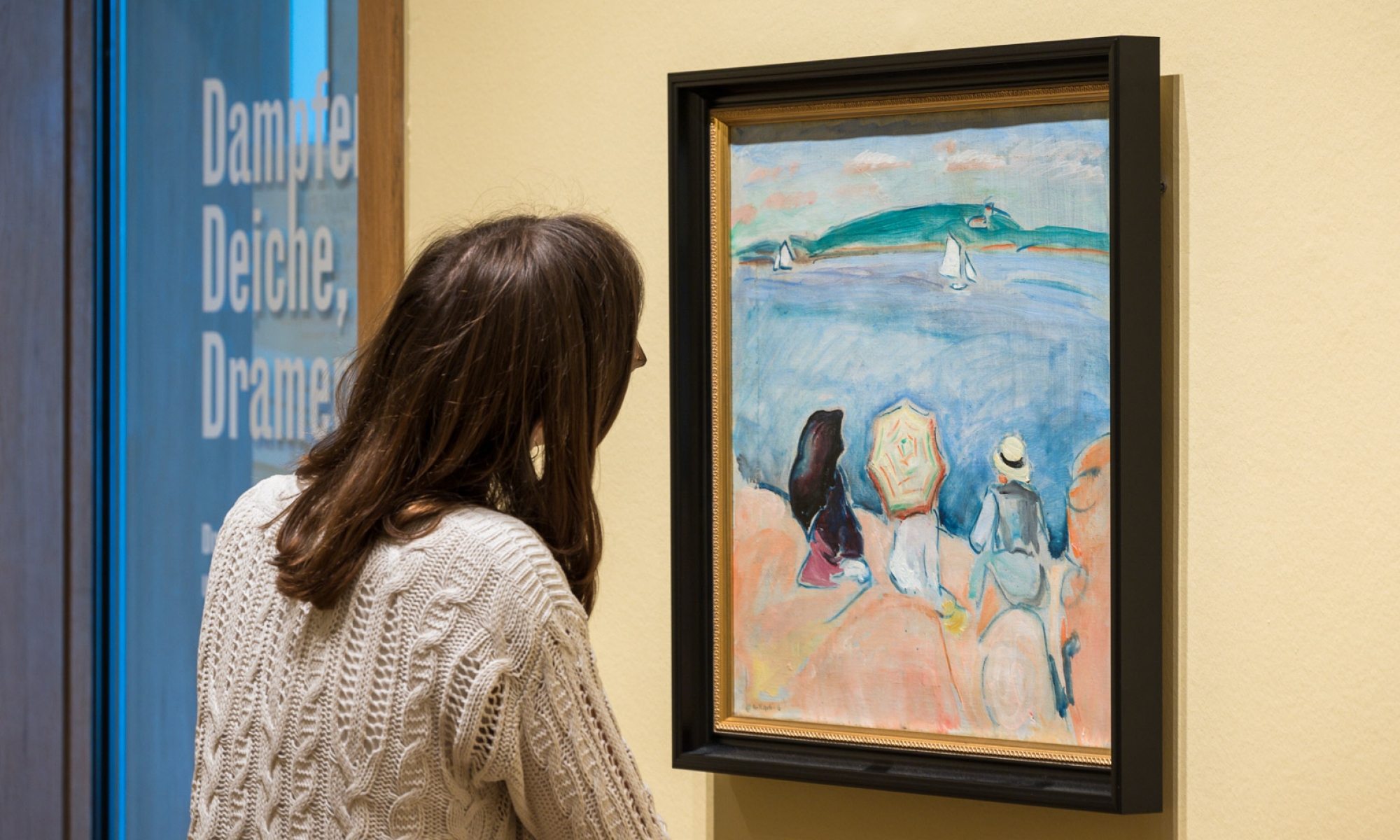 Besucherin betrachtet ein Gemälde von Arne Kavli